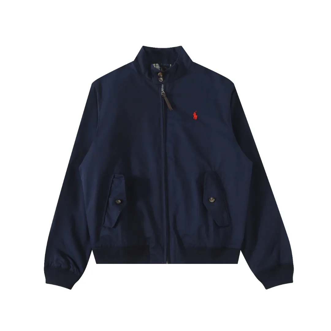 No. P350: R05 Ralph Lauren men's and women's style old money style veteran stand-up collar workwear Harrington jacket. The embroidery on the chest is all made with original data. The embroidery process of German Oman embroidery fiber is very particular. It uses Japanese Tajima machine to ensure the embroidery is exquisite and three-dimensional. That is what I said is different from the ones on the market. About the workmanship, the version is a loose version and can be used by boys and girls!! The fabric is a double-layer shin bone feeling, full of weight! It's not as heavy as a regular jacket, and the ordinary cotton material feels really different. This one is super comfortable, soft and stylish, and has a green plaid interior that has a retro movie fashion feel! The fit is loose but not baggy. The size is just right and not picky. The dropped shoulder design modifies the shoulders without making them look bulky. This silhouette is a style that will never go out of style after being worn for a long time. The upper body is also very durable and recognizable. The loose and reasonable version can be worn by both men and women. It is easy to create a clean and refreshing boyish look. Color#Khaki Black Navy Size#M L XL XXL Length: 68/70/72/74 Bust: 122/126/130/134 Shoulder width: 53/54/55/56 Sleeve length: 65/66/67/68